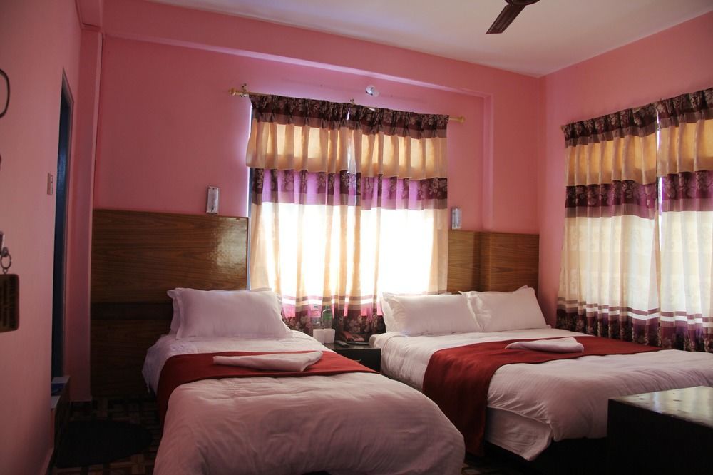 Hotel Buttercup Похара Екстериор снимка
