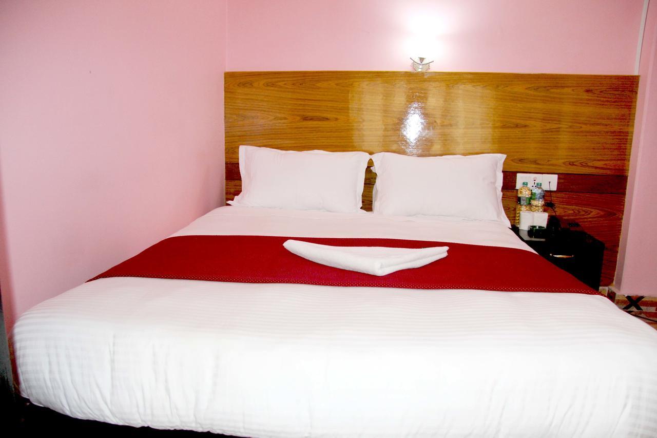 Hotel Buttercup Похара Екстериор снимка