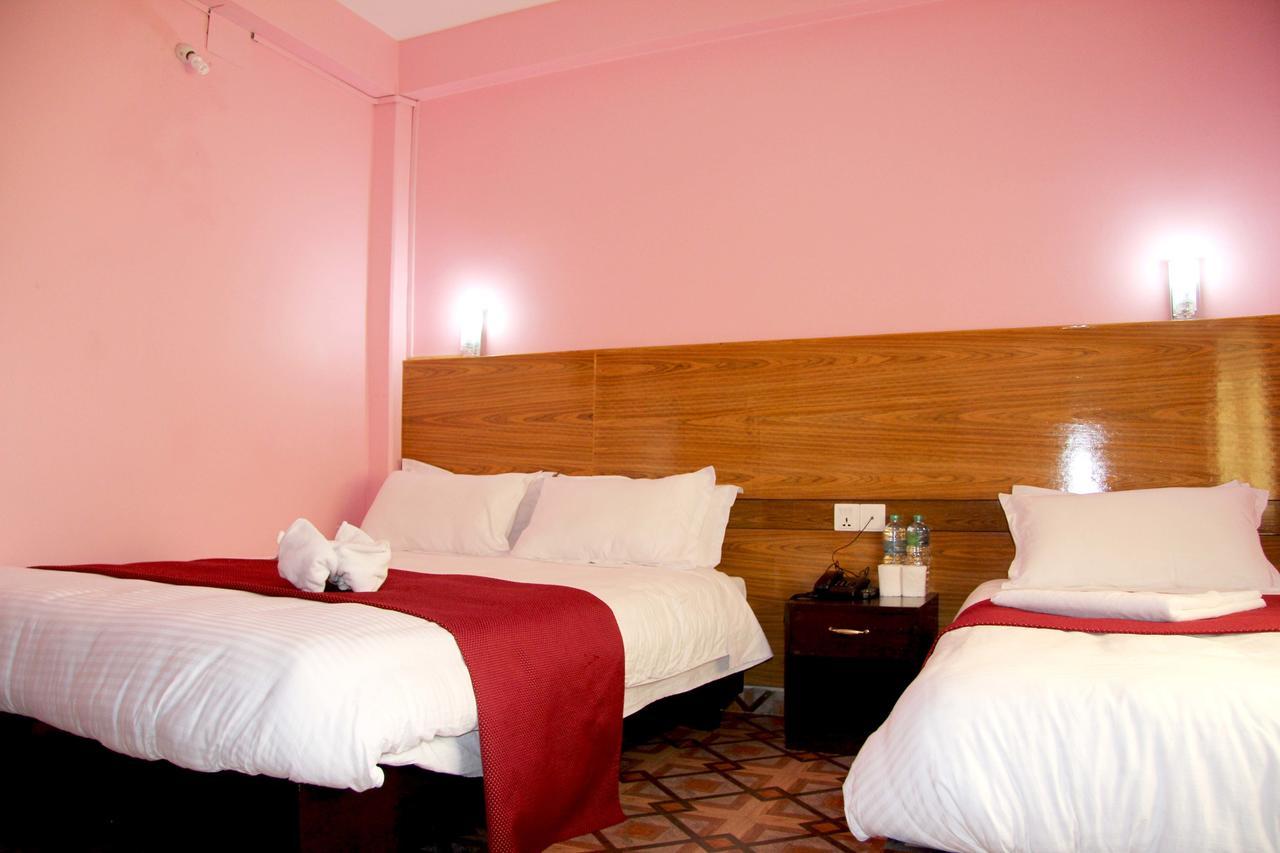 Hotel Buttercup Похара Екстериор снимка