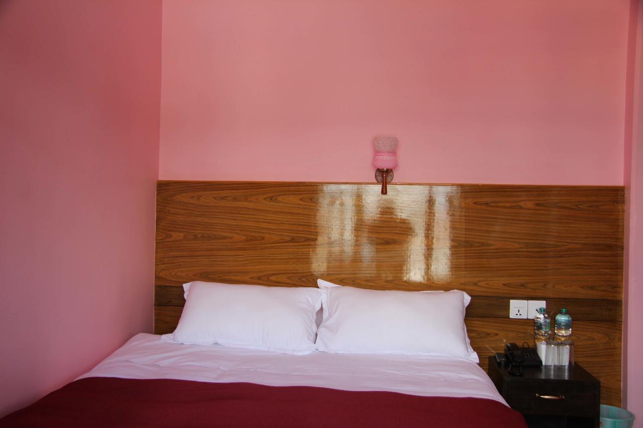 Hotel Buttercup Похара Екстериор снимка