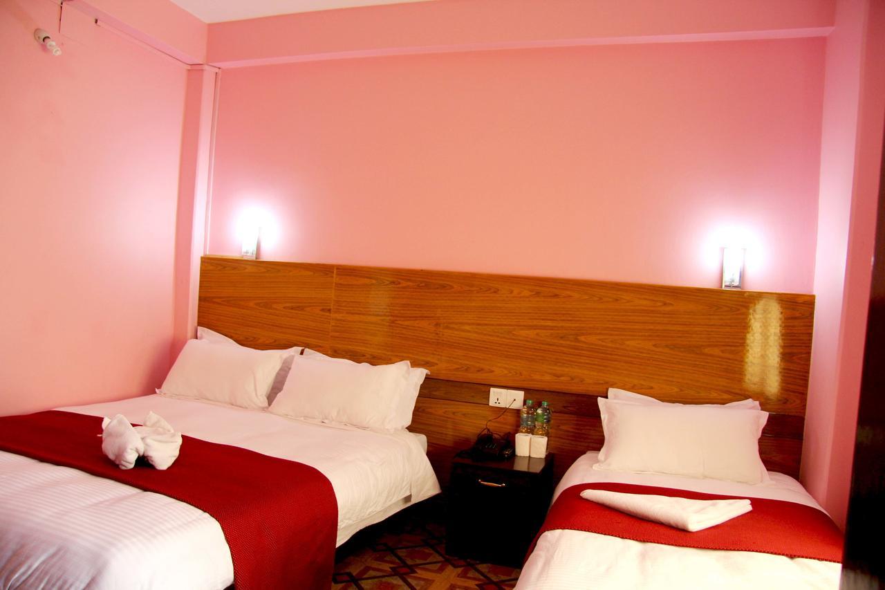 Hotel Buttercup Похара Екстериор снимка