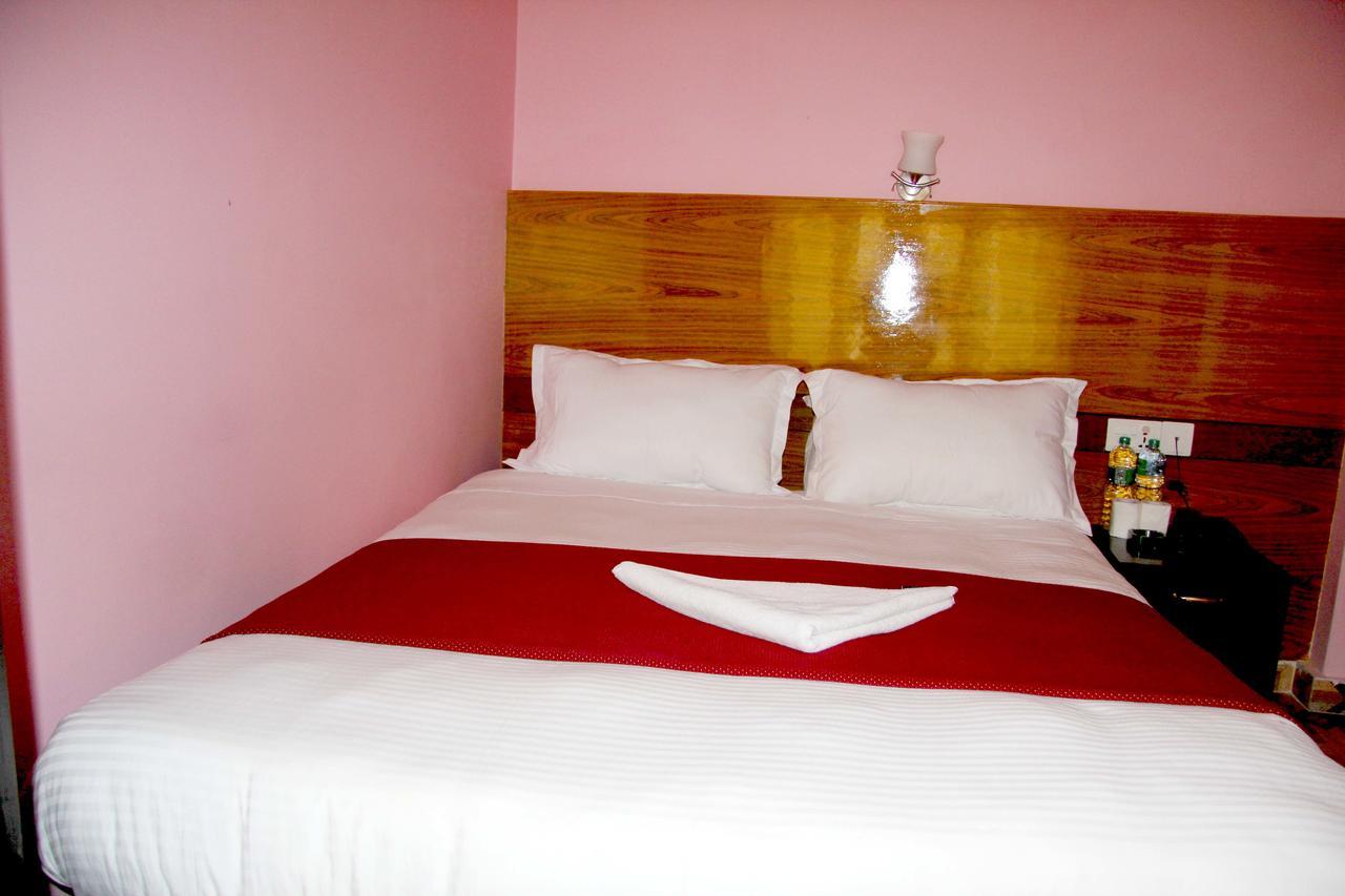 Hotel Buttercup Похара Екстериор снимка