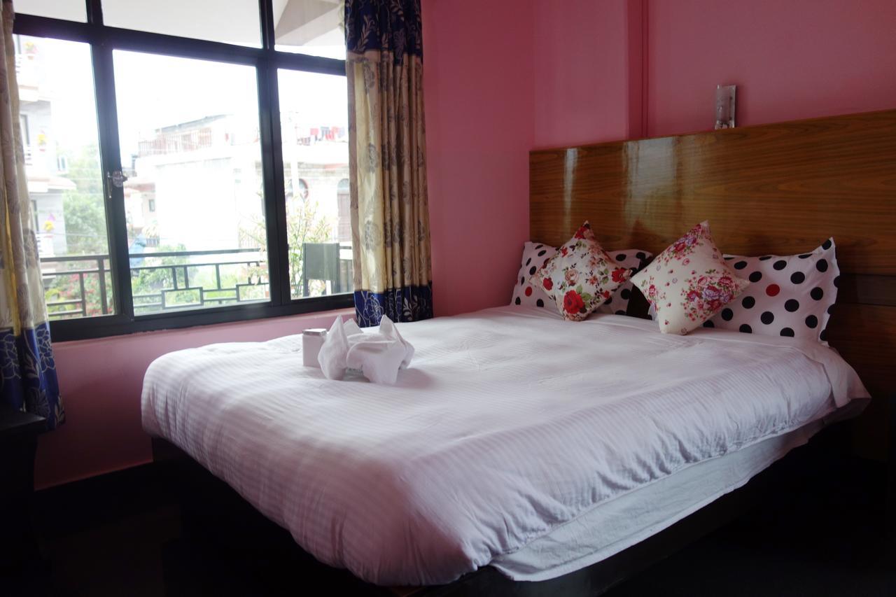 Hotel Buttercup Похара Екстериор снимка
