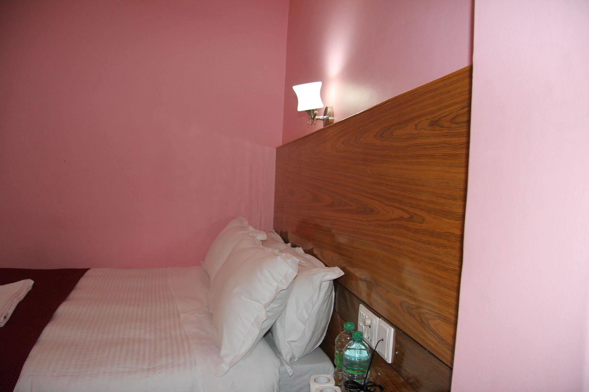Hotel Buttercup Похара Екстериор снимка