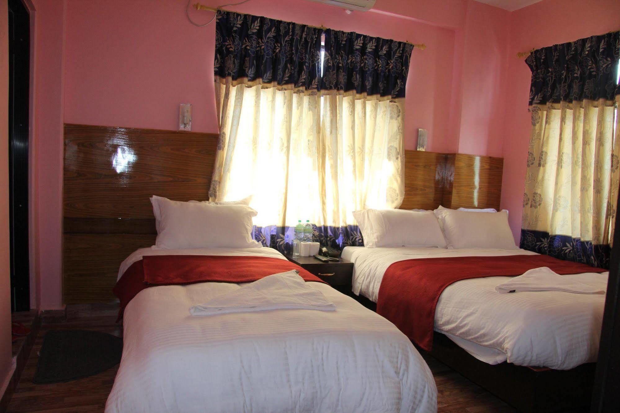 Hotel Buttercup Похара Екстериор снимка