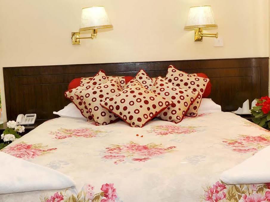 Hotel Buttercup Похара Екстериор снимка