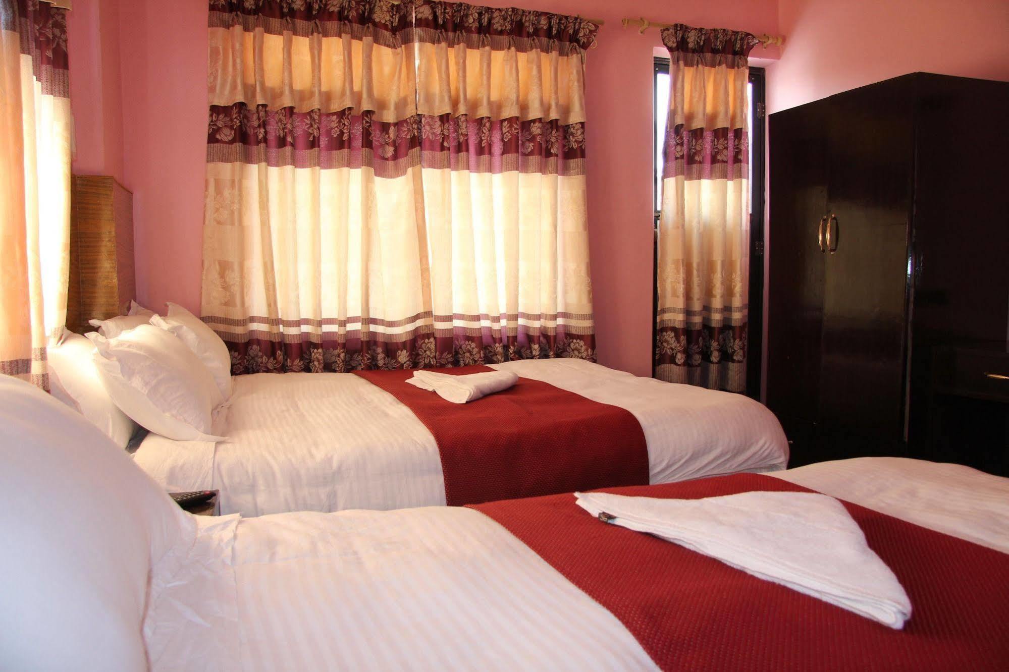 Hotel Buttercup Похара Екстериор снимка