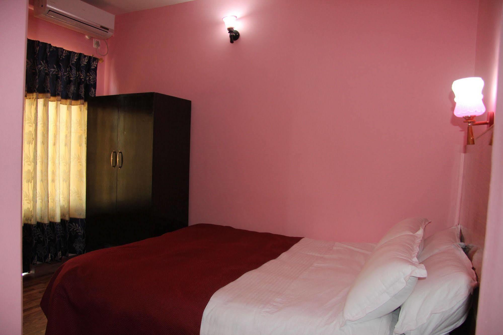 Hotel Buttercup Похара Екстериор снимка