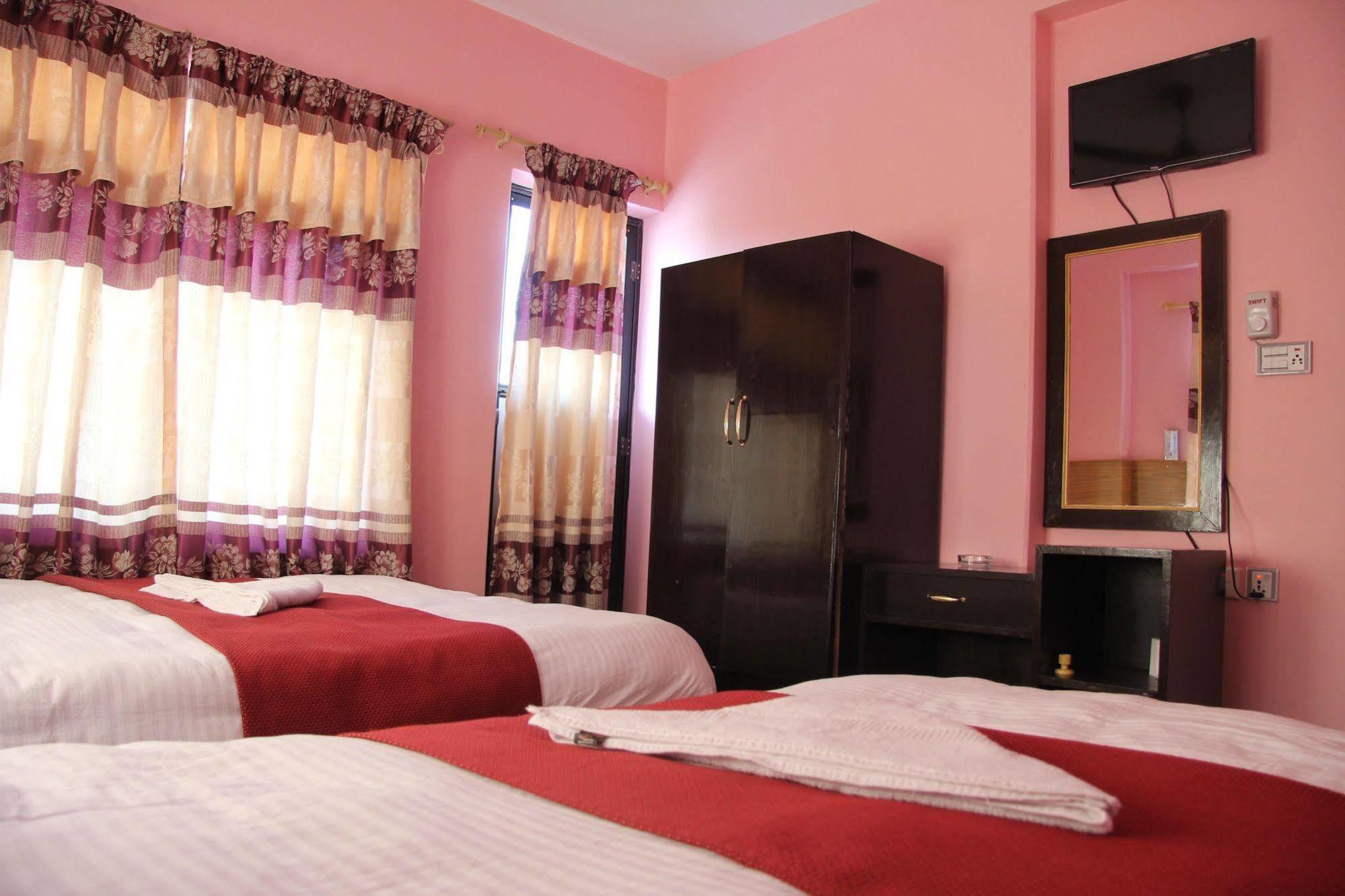 Hotel Buttercup Похара Екстериор снимка