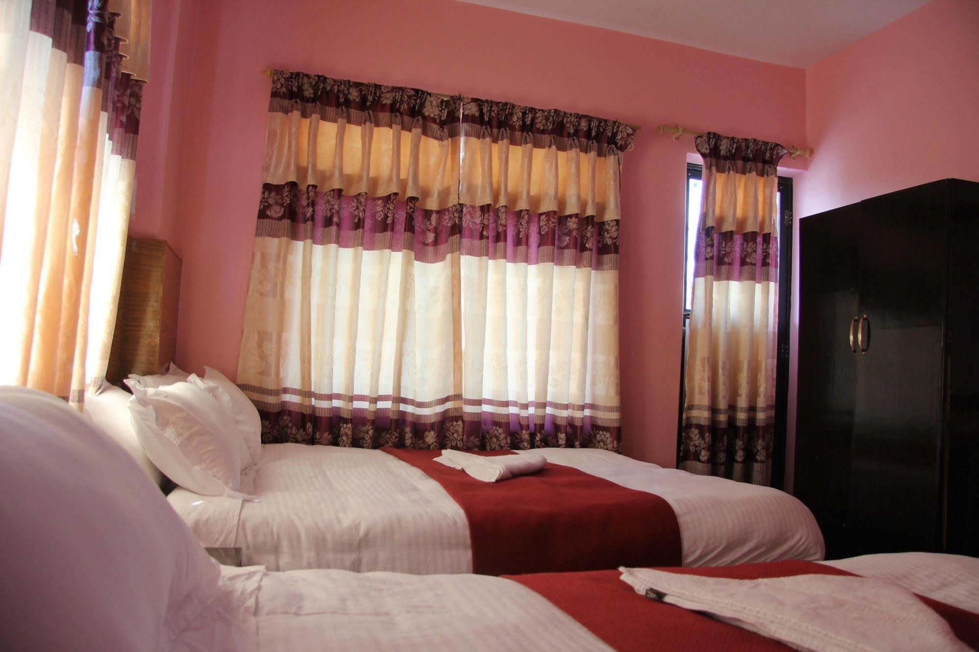 Hotel Buttercup Похара Екстериор снимка