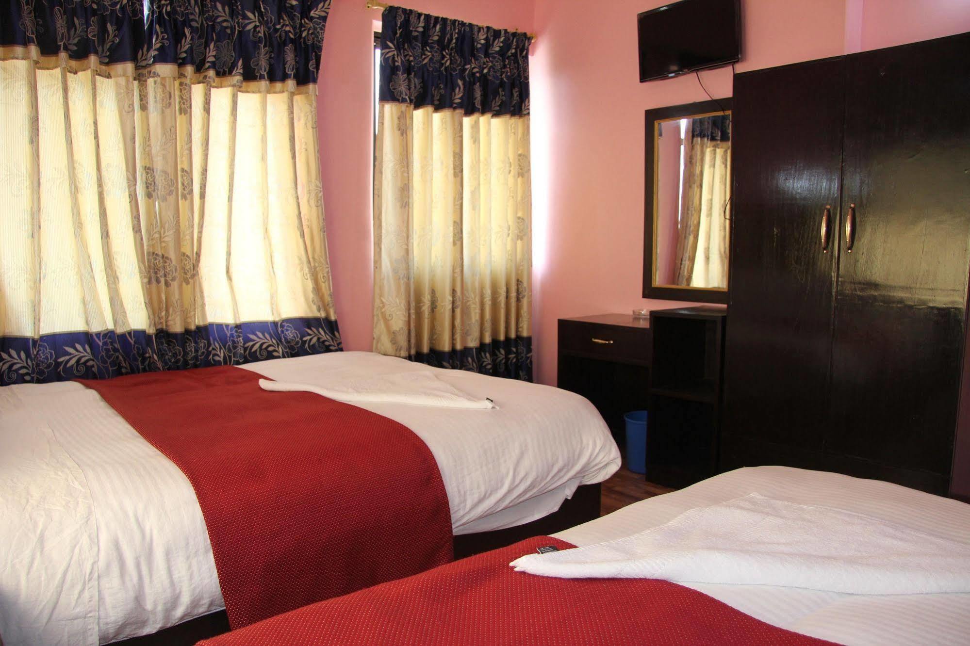 Hotel Buttercup Похара Екстериор снимка