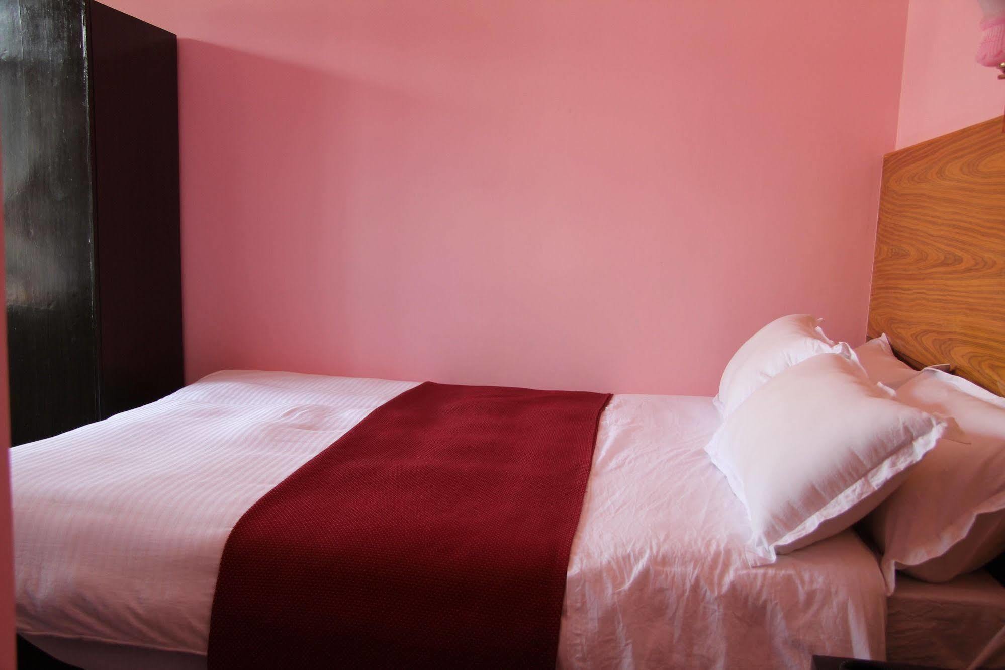 Hotel Buttercup Похара Екстериор снимка