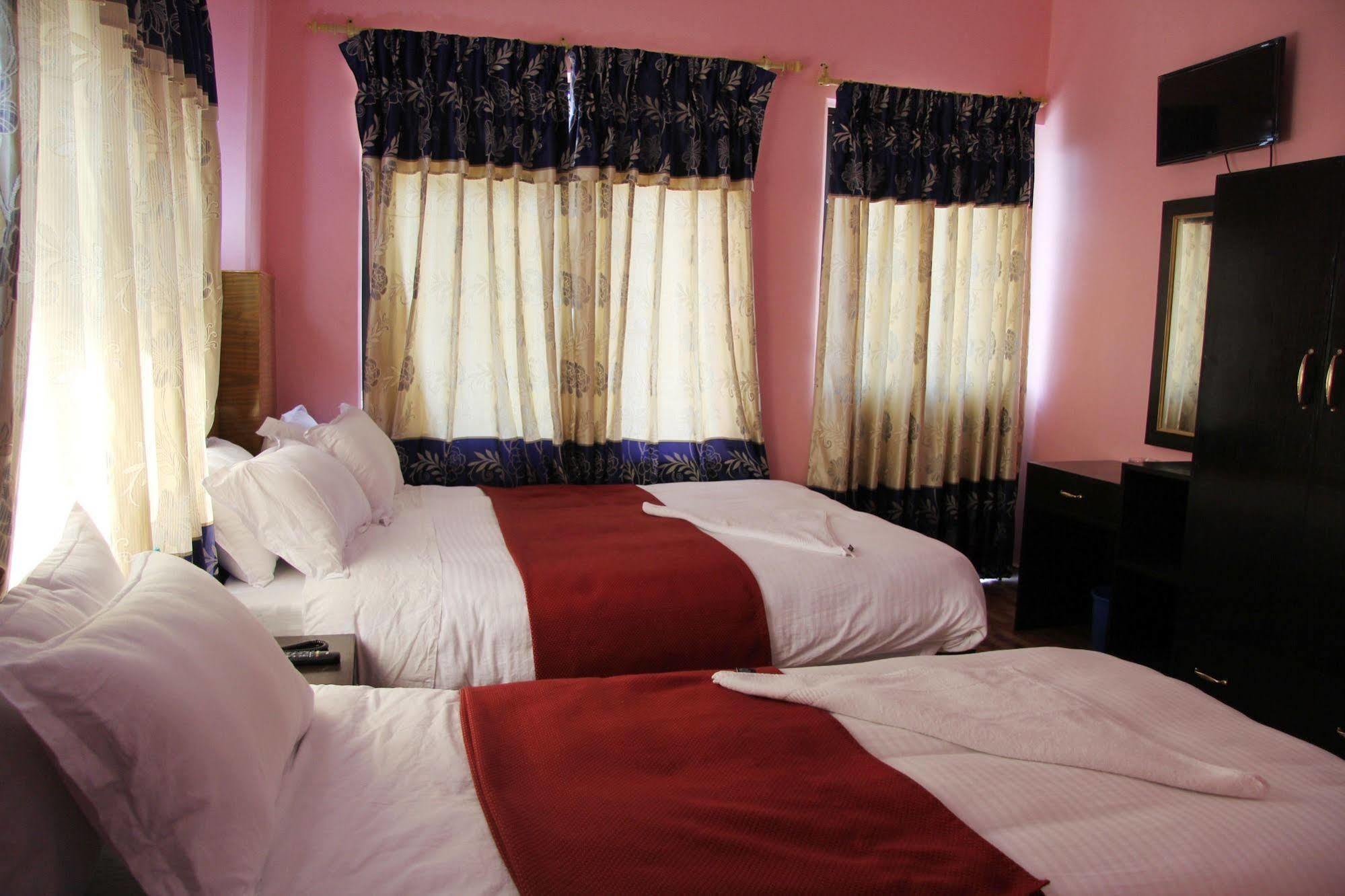 Hotel Buttercup Похара Екстериор снимка