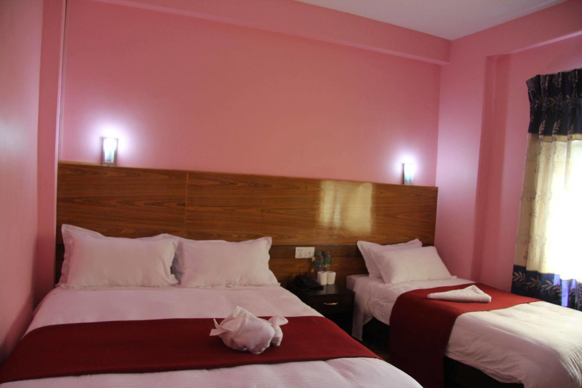 Hotel Buttercup Похара Екстериор снимка