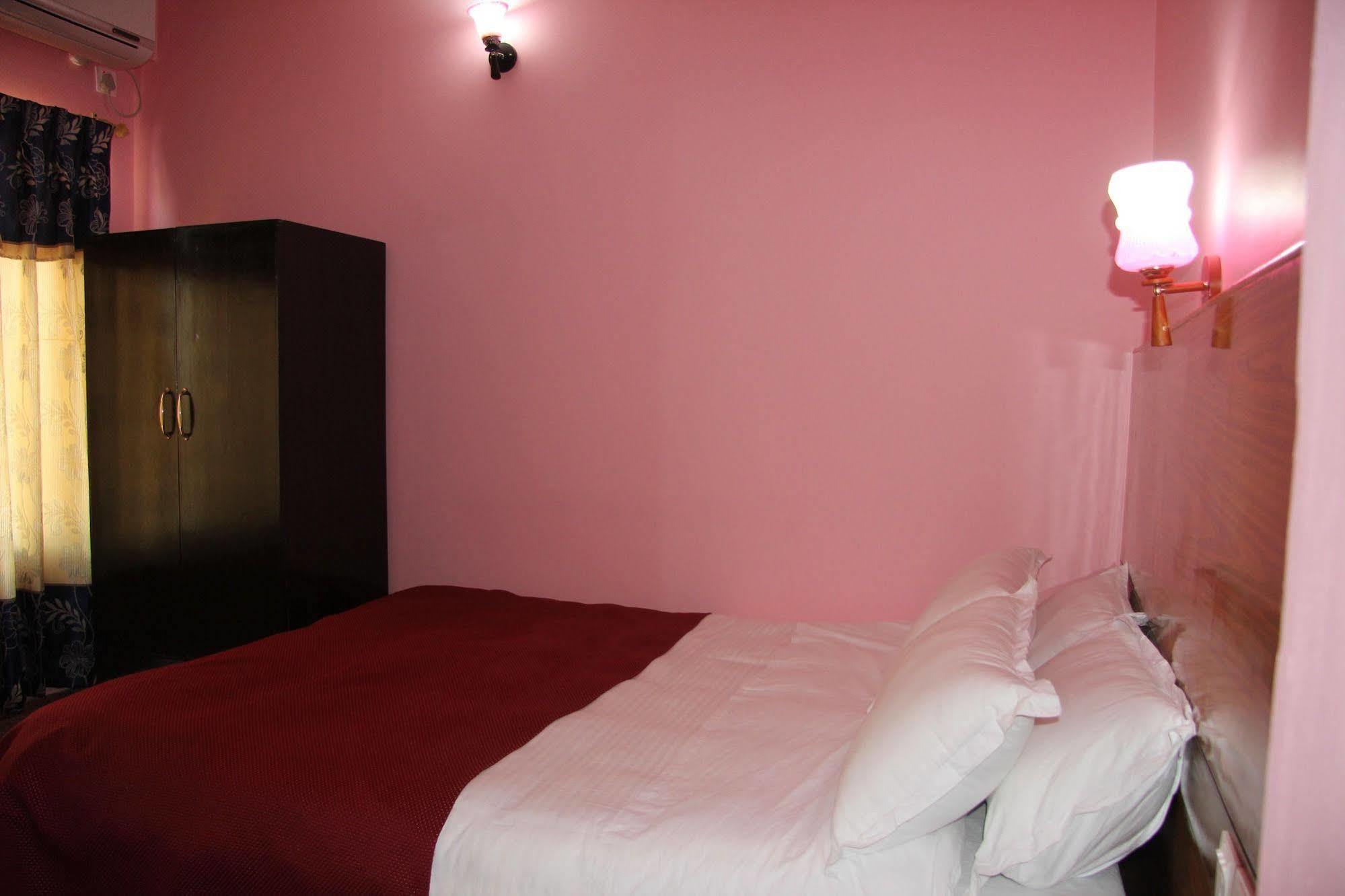Hotel Buttercup Похара Екстериор снимка