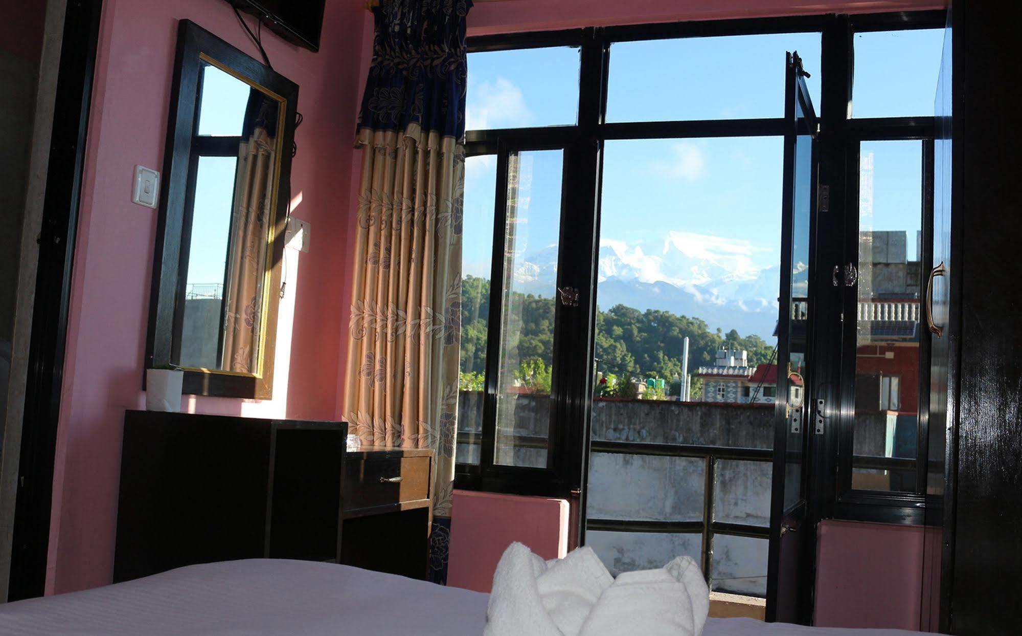 Hotel Buttercup Похара Екстериор снимка