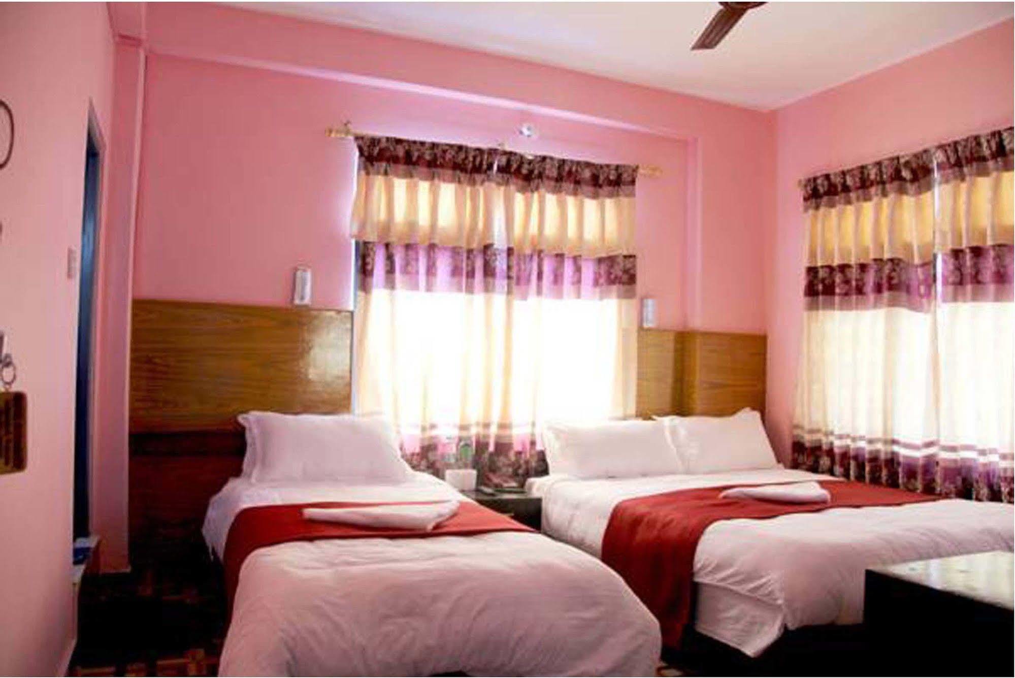 Hotel Buttercup Похара Екстериор снимка