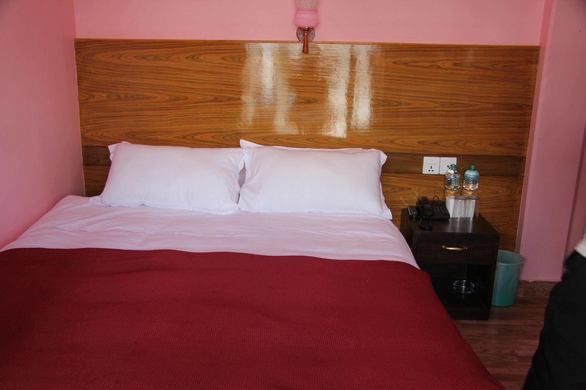 Hotel Buttercup Похара Екстериор снимка