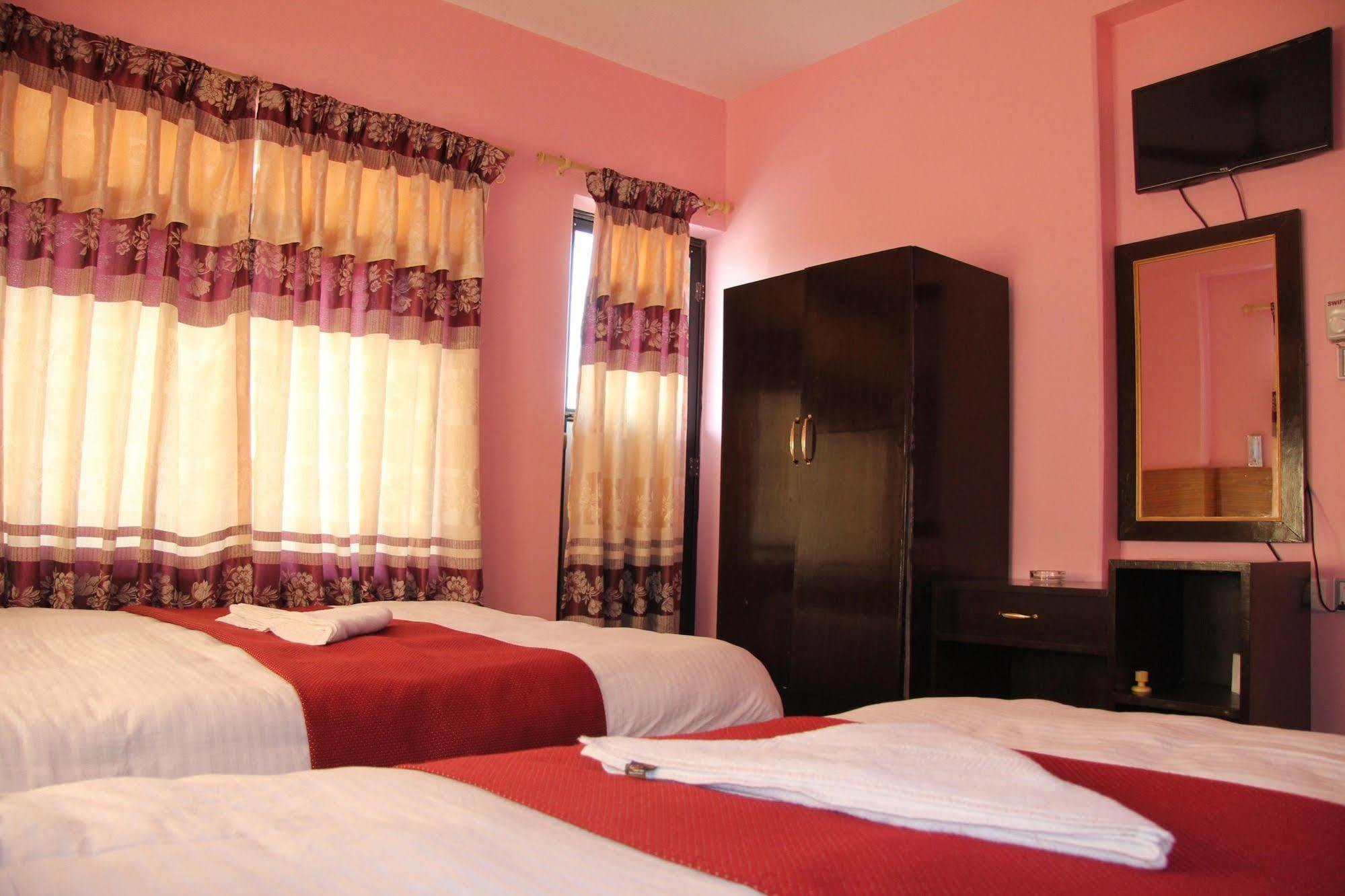 Hotel Buttercup Похара Екстериор снимка