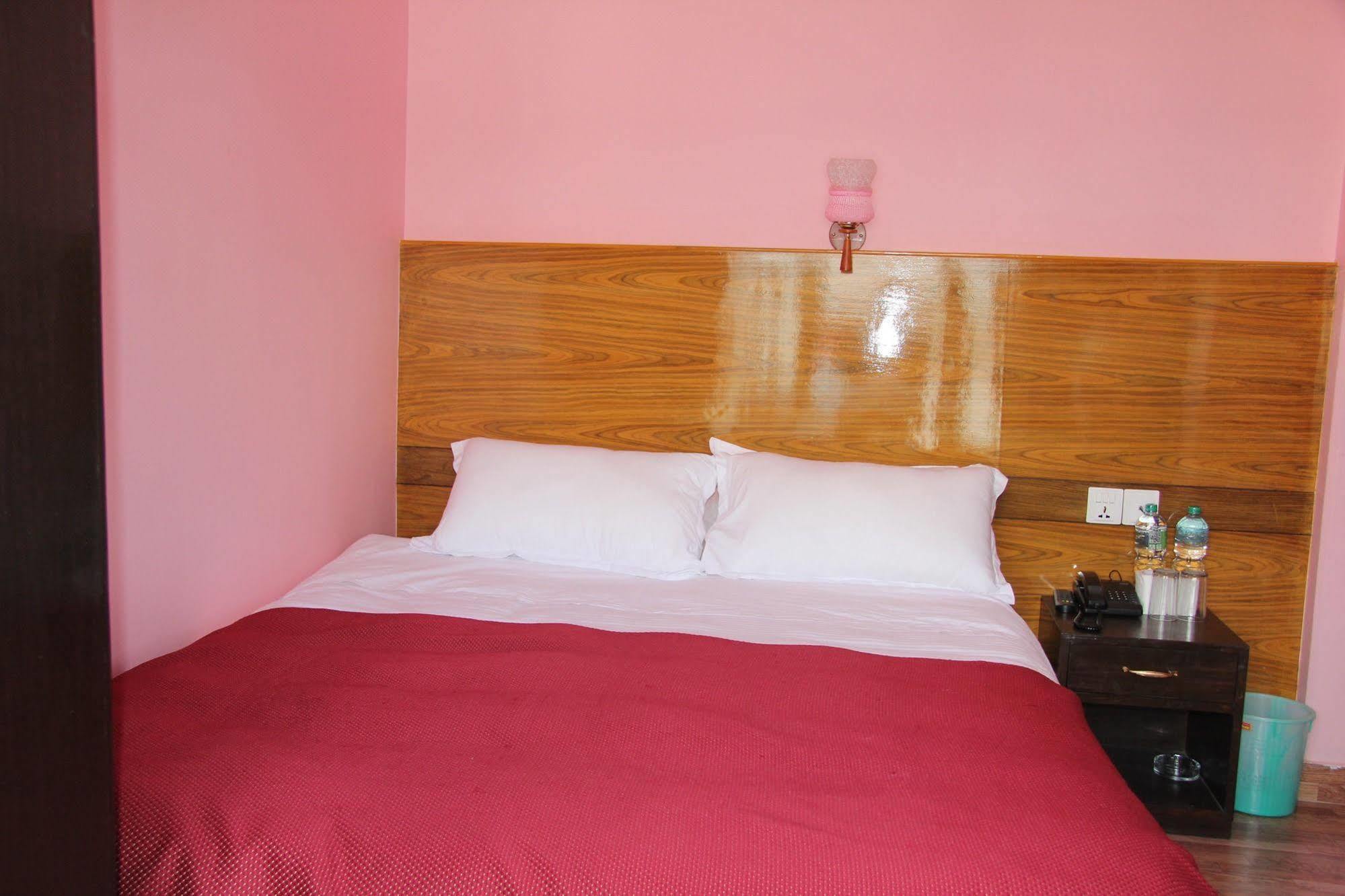 Hotel Buttercup Похара Екстериор снимка